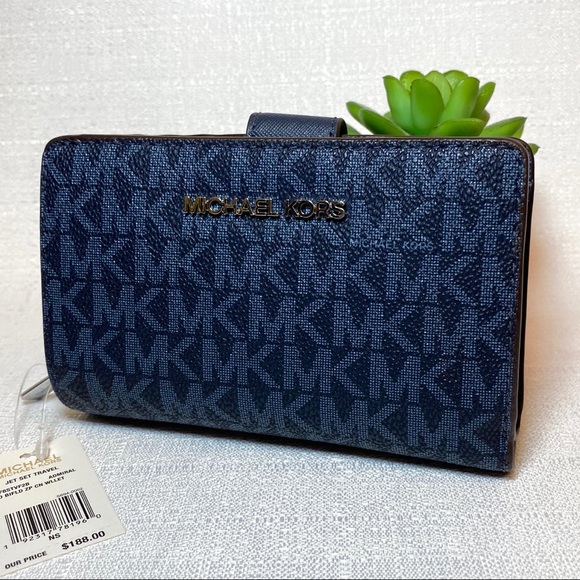 Michael Kors Handbags - Michael Kors Jet Set Travel Bifold Zip Wallet
